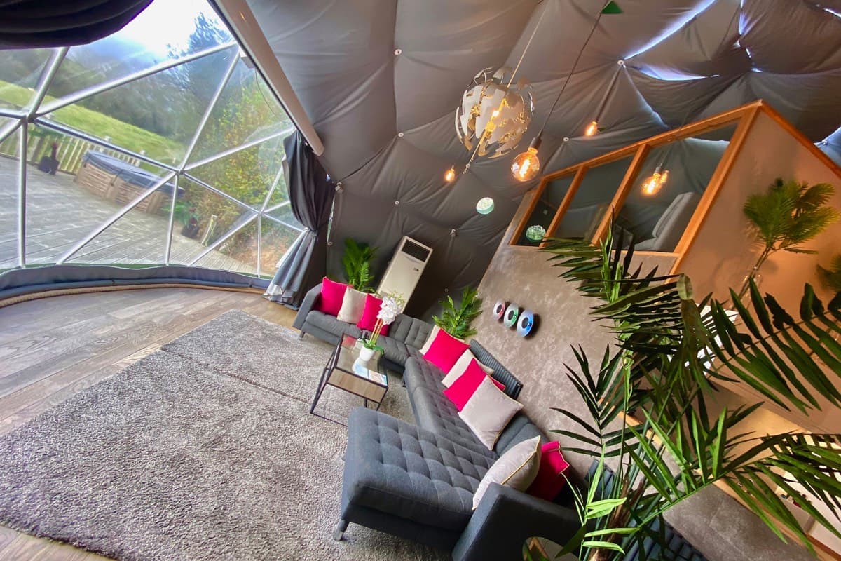 Spacious living area: Relaxing in the comfort of the Sunridge Geodome