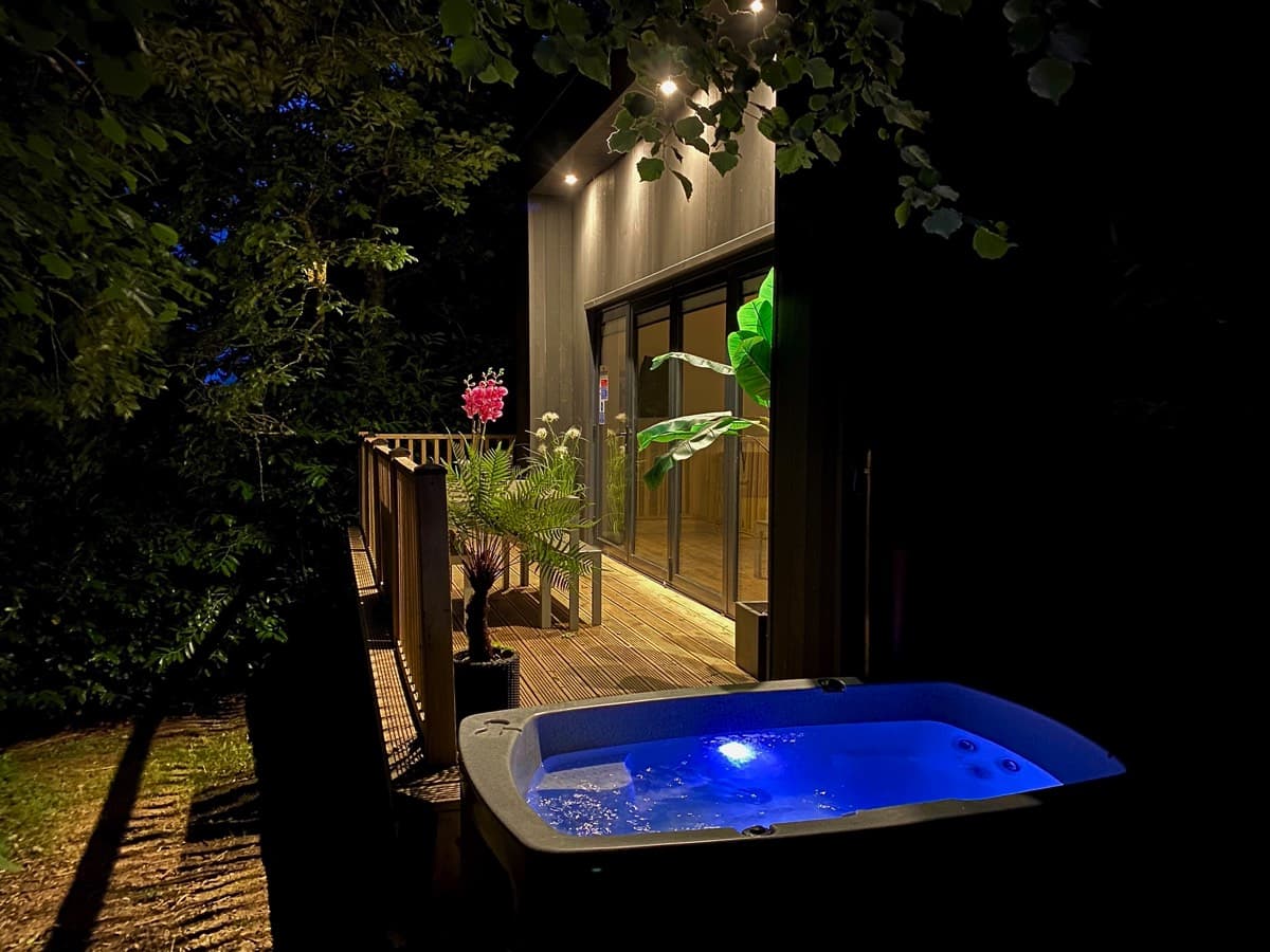 Outdoor bliss: Hot tub with scenic views in the Sunridge Cubes - Sunridge Retreats