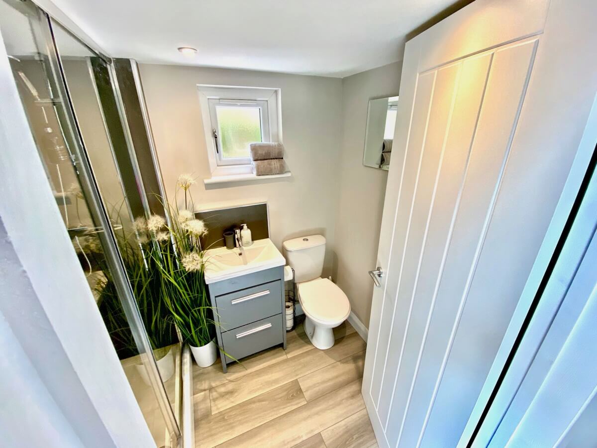 Sunridge cubes Bathroom with toilet, sink and shower.