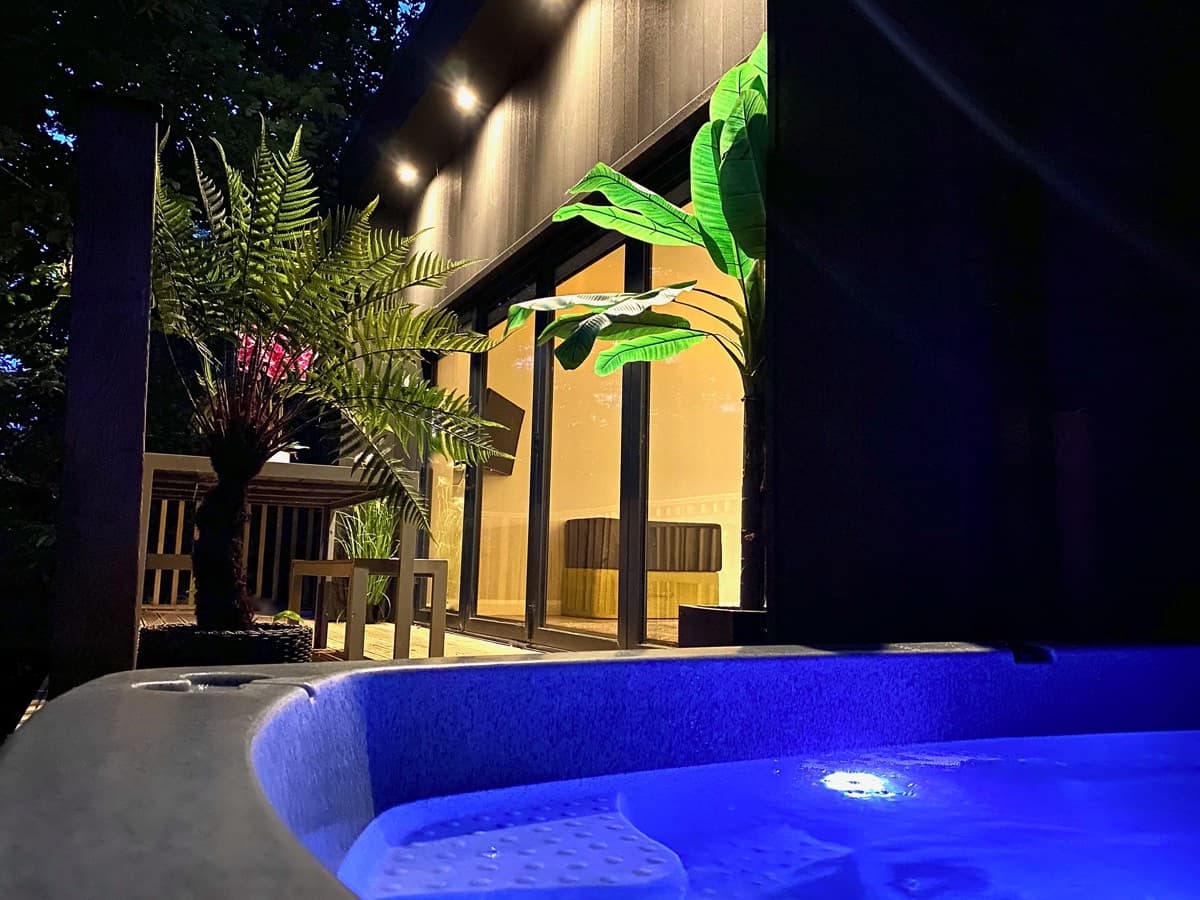 Relaxation and indulgence: Hot tub in the Sunridge Cubes - Sunridge Retreats