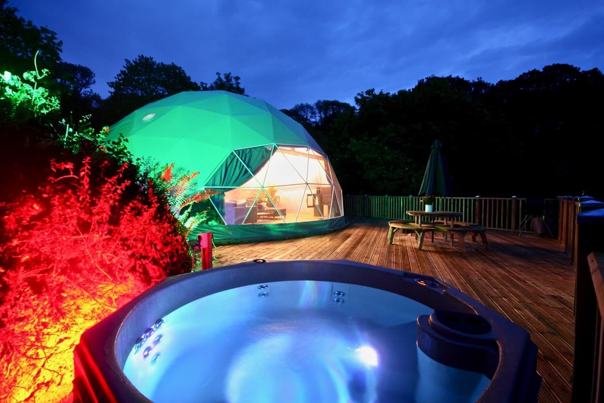Stargazing from the hot tub: Embracing the beauty of the night sky at the Sunridge Geodome