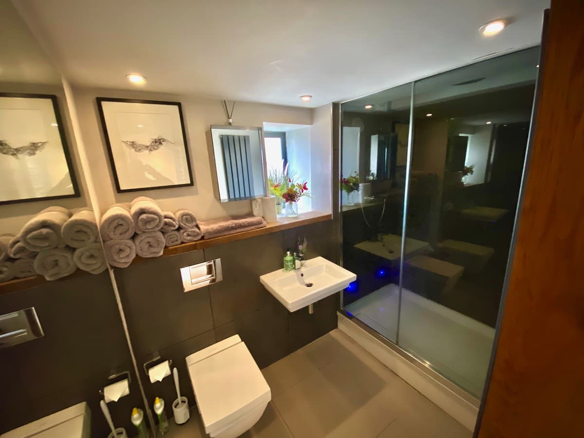 Modern and stylish bathroom at Sunridge Lodge