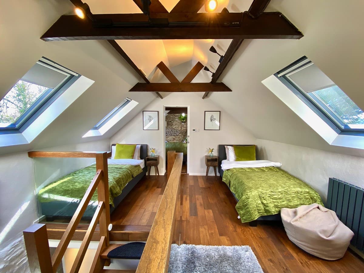 Quaint and comfortable twin bed loft in Sunridge Lodge