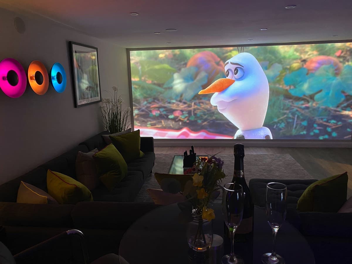 Luxurious entertainment space: Enjoying the latest blockbusters and beloved classics in The Hub