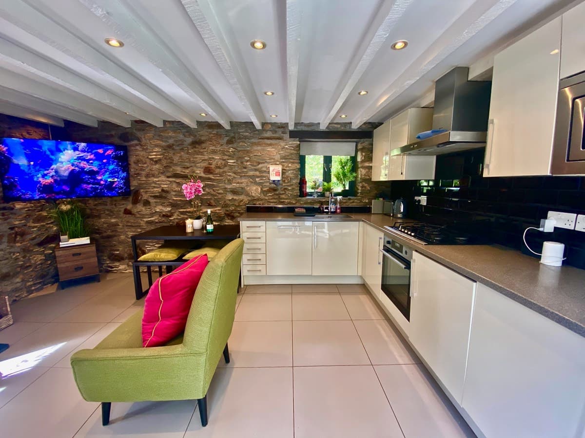 Spacious and modern kitchen area in Sunridge Lodge