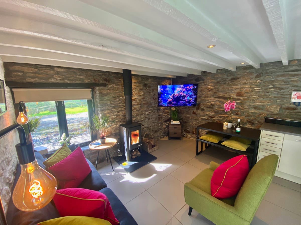 Cozy entertainment corner: Relaxing in the comfortable TV area of Sunridge Lodge