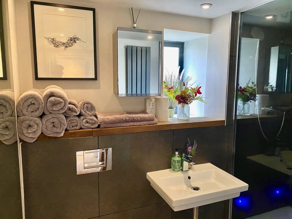 Luxurious bathroom with modern fixtures at Sunridge Lodge