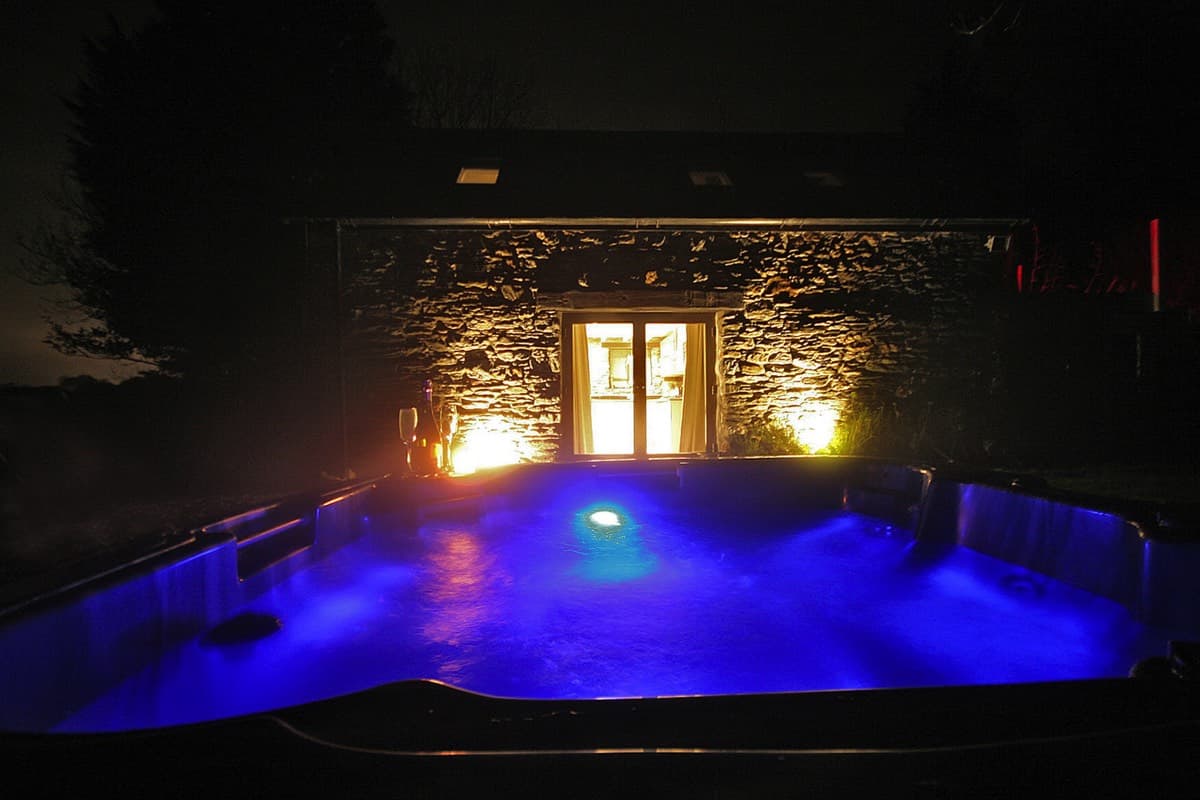 Serenity under the stars: Enjoying a soothing soak in the hot tub at night at Sunridge Lodge