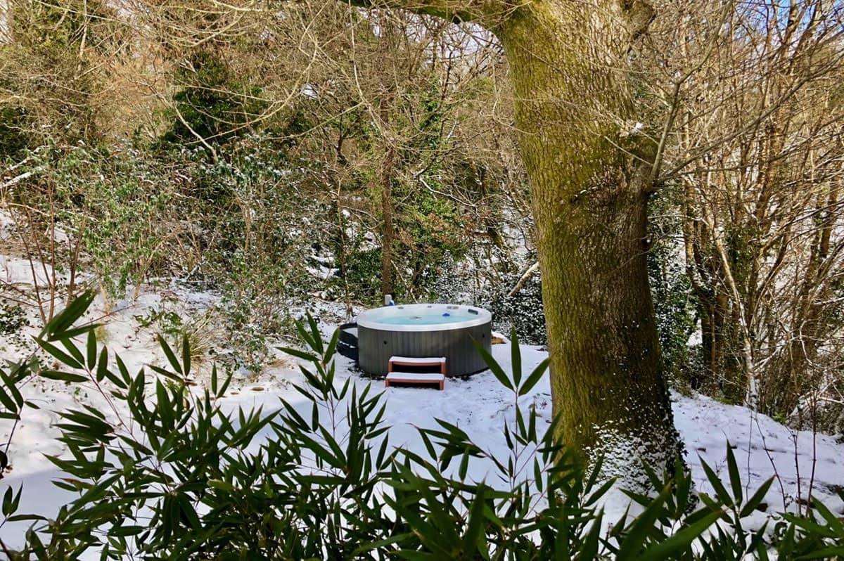 treehouse hot tub in the snow